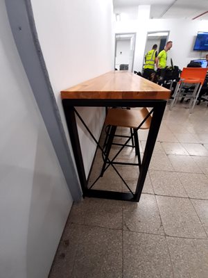 שולחן  בר מעוצב.