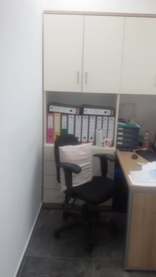 ארון דלתות משולב שולחן ומגירות